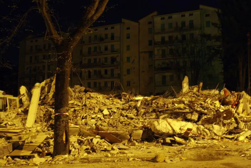 Sisma dell'Aquila, giudici choc. "I 7 studenti morti? Colpa loro"