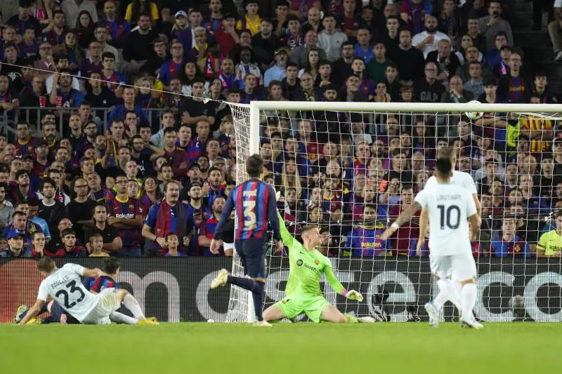 Capolavoro dell'Inter. Alla pari col Barcellona: il Camp Nou è nerazzurro