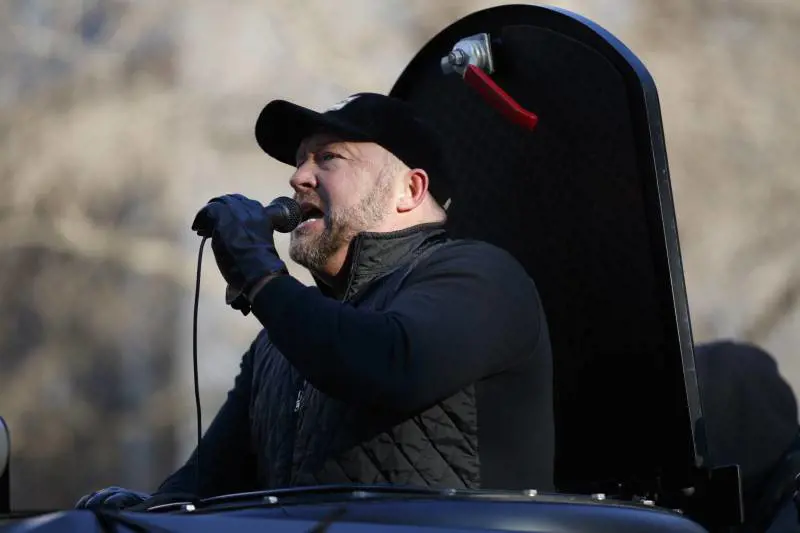 "Negò la strage dei bambini": E Alex Jones viene condannato a pagare un miliardo alle famiglie