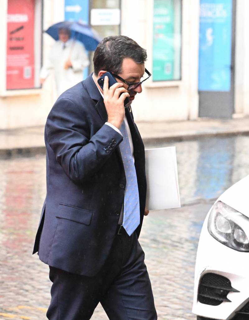 Salvini in Senato con la cravatta "anti-droga": "Sarà una priorità"