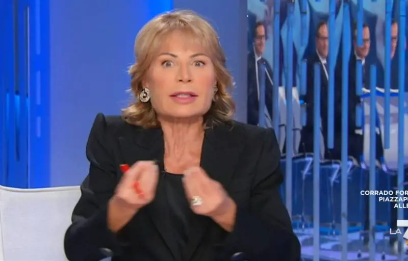 "I fiori? Ma per favore...". La Gruber s'infuria sul gesto di La Russa