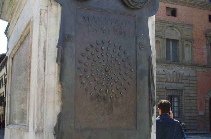 Monumento rompicapo delle api a Firenze