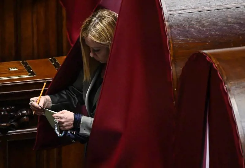 Meloni: "Non ricattabile". Gli appunti sono un caso, "ma non ci saranno problemi"