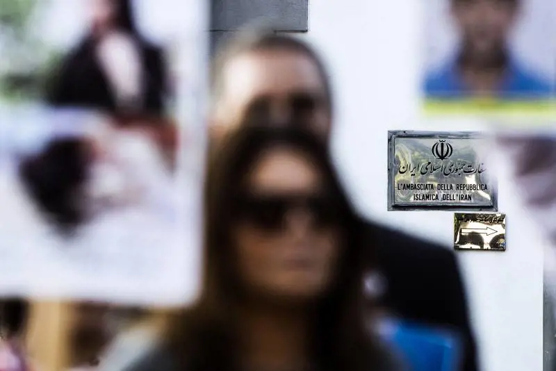Vernice rossa all'ambasciata iraniana, la protesta dell'artista