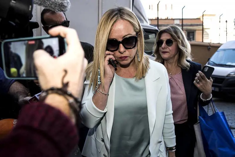 Meloni accelera per giurare domenica. Contatti con Macron per il primo bilaterale della neo premier