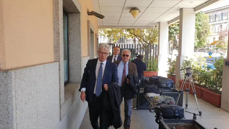 "Fogli al posto degli schermi". Salta l'udienza clou per Ciro Grillo