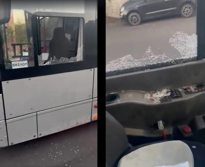 Sassi contro il bus, paura a bordo: secondo caso in pochi giorni