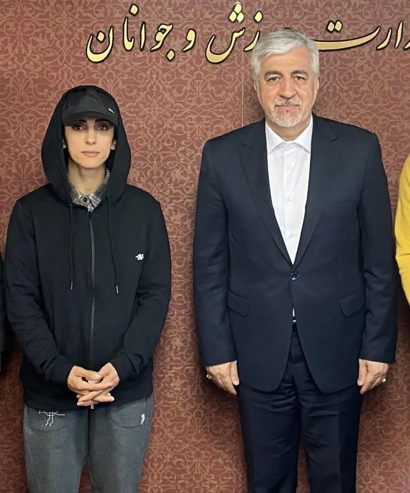 Elnaz costretta all'abiura e alla foto con il ministro. "Senza velo per sbaglio"