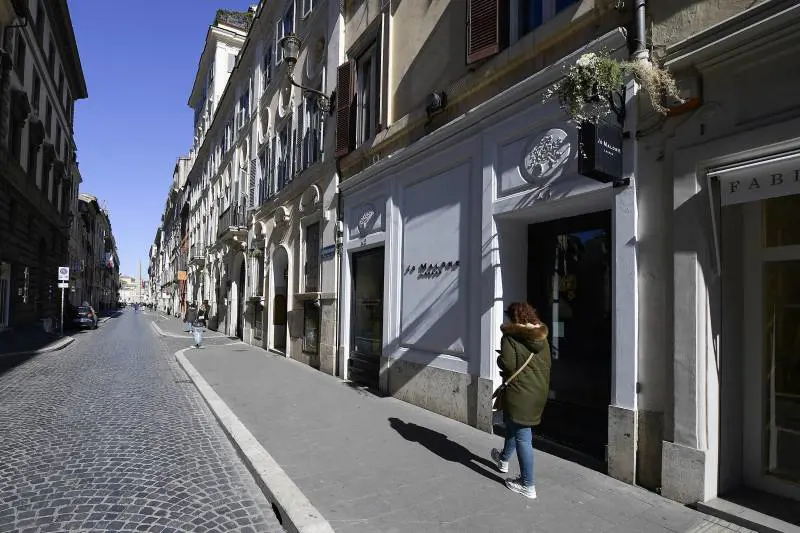 I papi, Sileno e Fellini: il fascino misterioso di via del Babuino a Roma