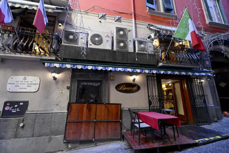 "Non rispetta le norme igieniche". Chiusa la pizzeria che inventò la Margherita