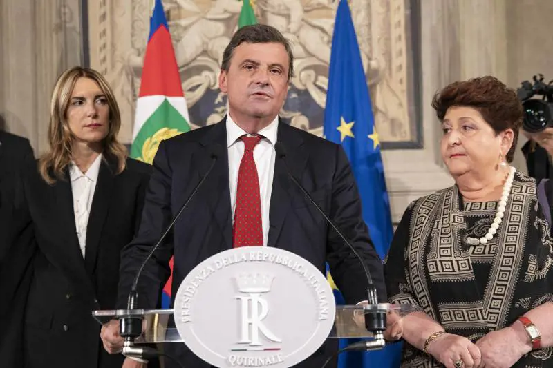 Calenda double face: finge di isolare il Pd ma tratta sulle regioni