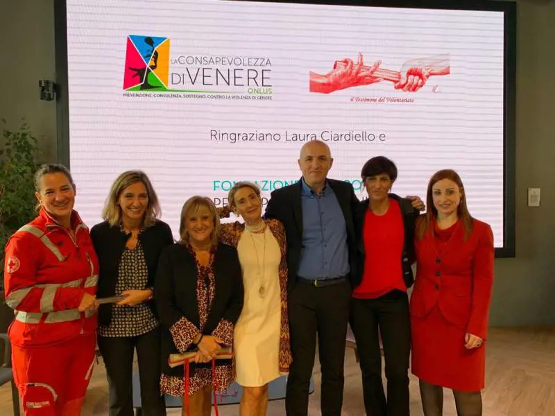 Assegnato a Milano il "testimone rosa" del volontariato 2022