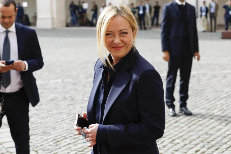 "Camicia nera, è finita la pacchia". Ancora una fake news contro Meloni