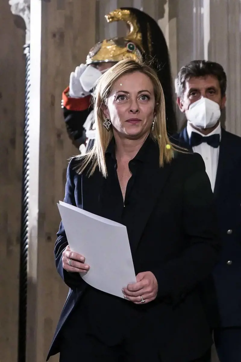 "Un cerchio che si chiude". Il giuramento, la campanella e il cdm: i primi passi del governo Meloni