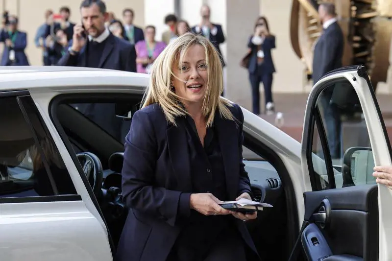 Donna premier, sinistra a denti stretti