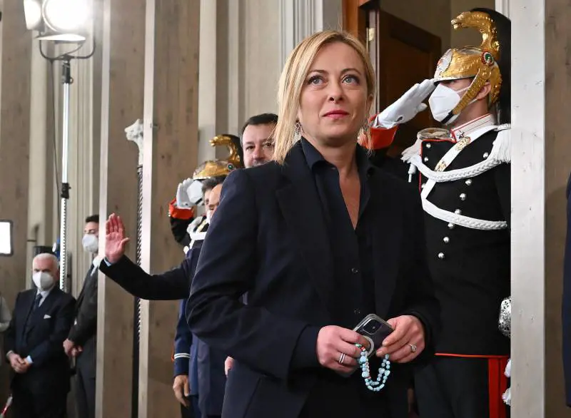 L'ultima follia radical chic: i diktat alla Meloni sui vestiti