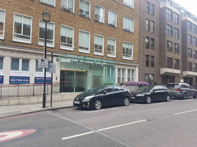 "Voglio solo infermiere donne". E l'ospedale le nega l'operazione