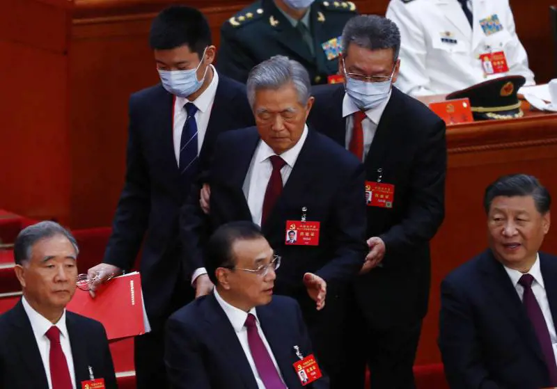 La purga al Congresso per l'ex leader Hu Jintao. Xi è più potente di Mao