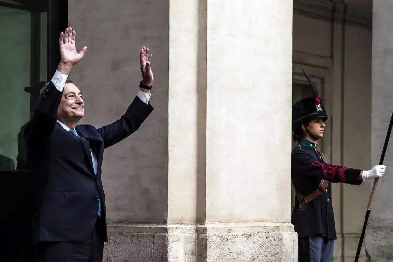 Draghi ridà la vista ai ciechi, Meloni "il" premier e Lucarelli: quindi, oggi...