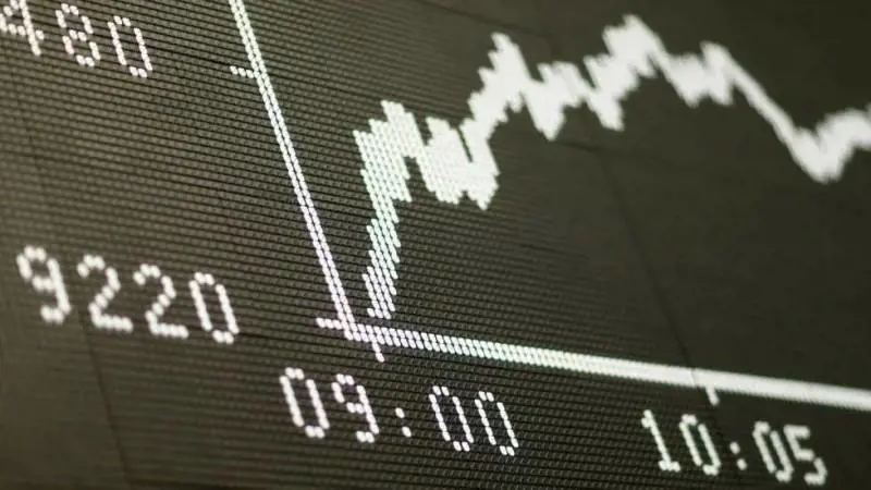 Le borse rimbalzano e tre azioni spiccano il volo
