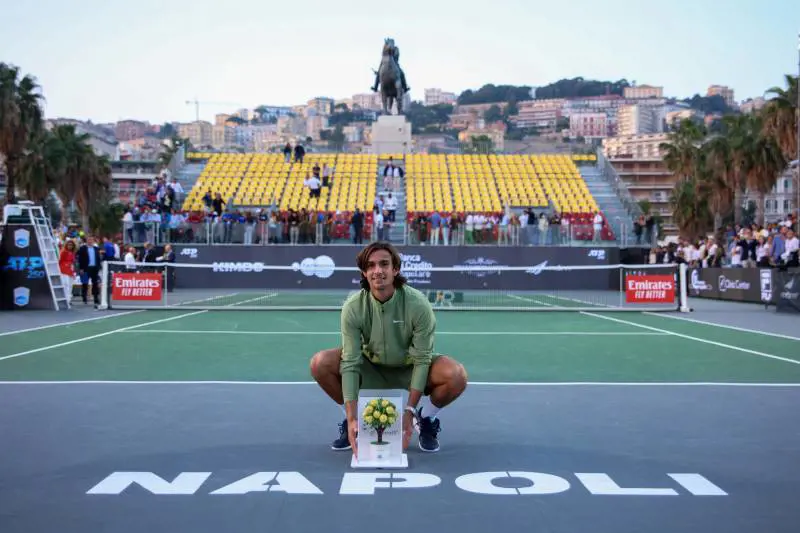 Re Musetti salva l'assurdo torneo di Napoli