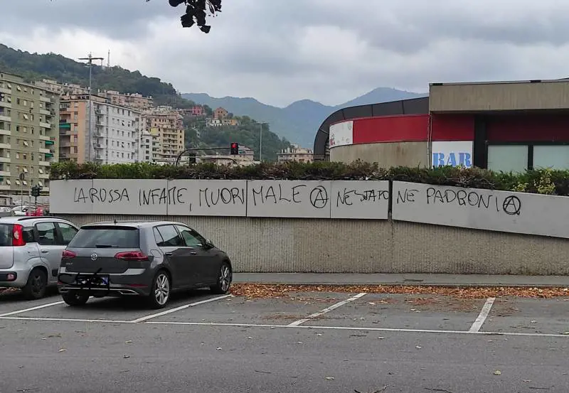 La scritta apparsa a Genova contro il presidente del Senato Ignazio La Russa