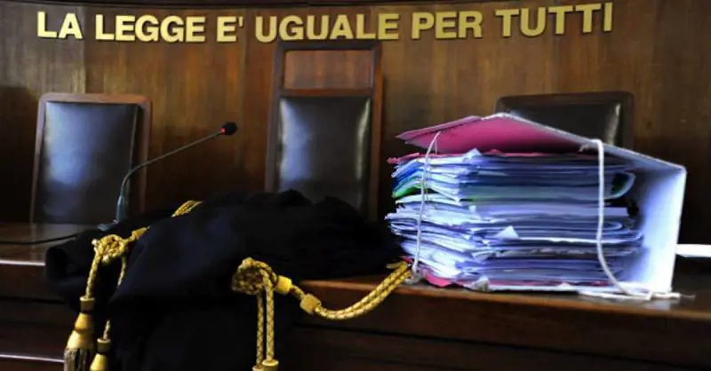 Si ferisce, ma i giudici le negano il risarcimento: "Aveva i tacchi a spillo"