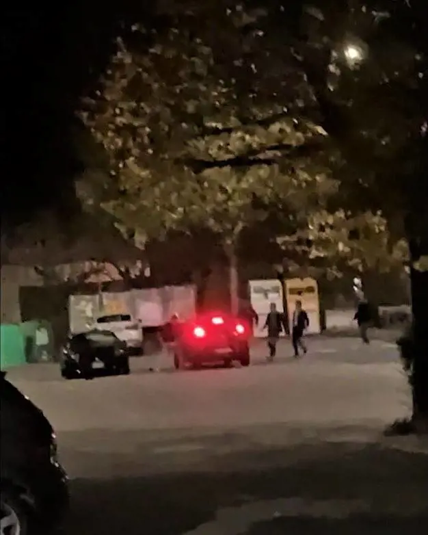 Il fucile in faccia, poi le bastonate alla Jaguar. Terrore in piazza: cosa è successo