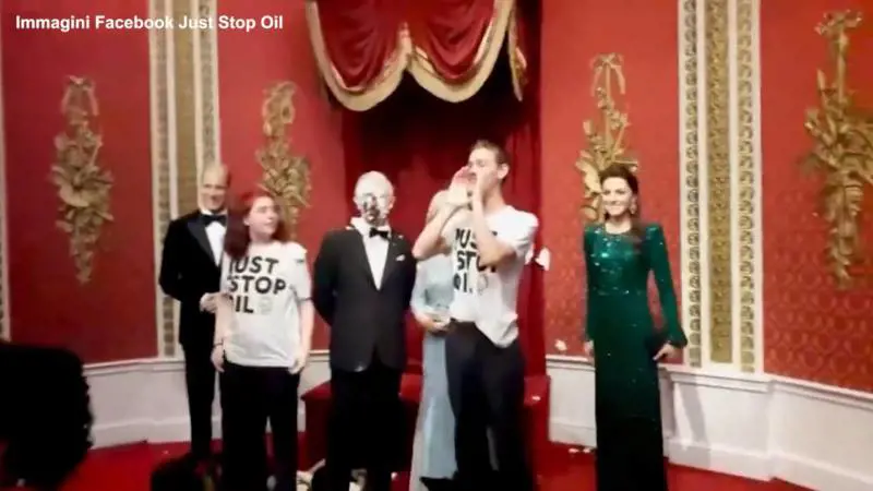Torta in faccia alla statua di Carlo: vandali ambientalisti ancora in azione
