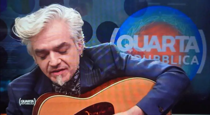 Morgan tira fuori la chitarra e "le suona" agli anti-Meloni