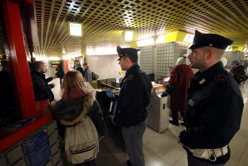 Metrò, molestie in Duomo. Due uomini in manette