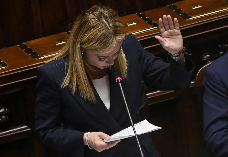 Meloni dà del tu a Soumahoro, poi si scusa: "Ho sbagliato"