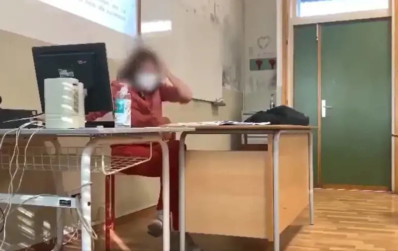 Sparano alla prof in classe. L'ira di Salvini: "Reitrodurre rispetto"