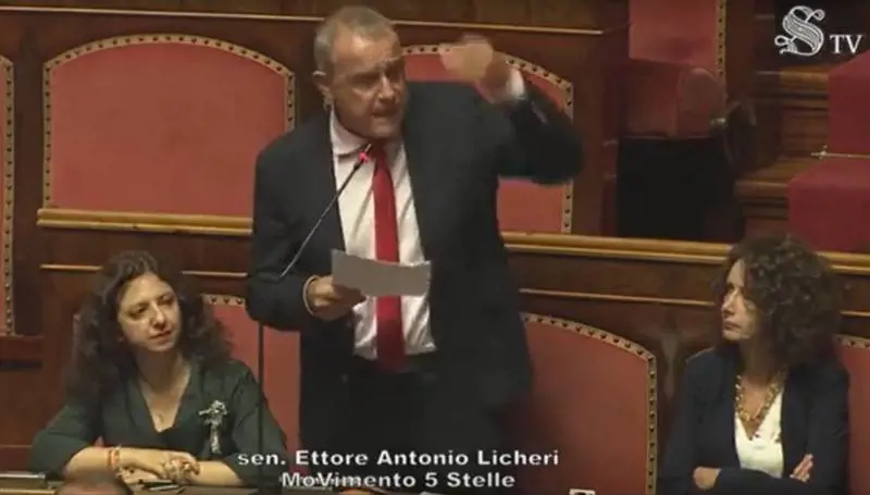 "Governo da Repubblica delle banane". I 5 Stelle insultano Crosetto