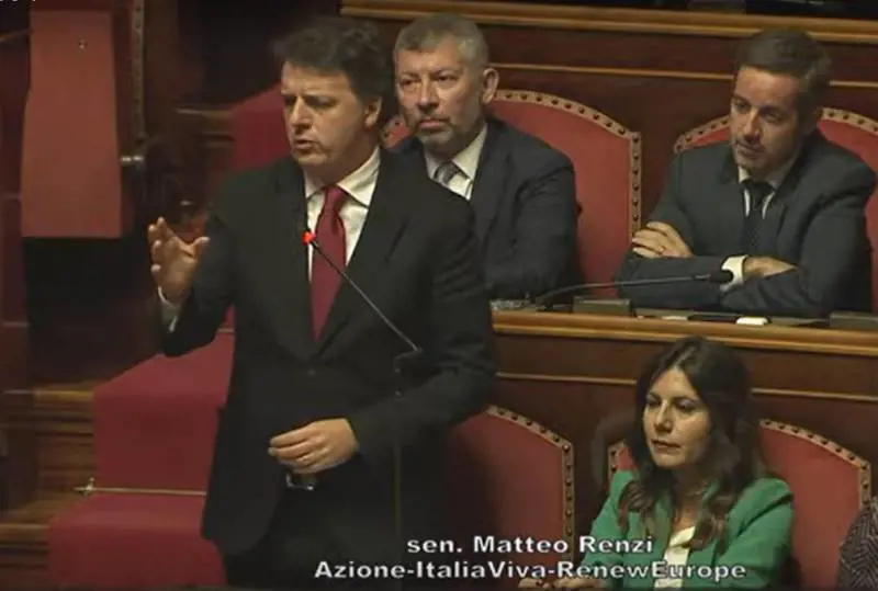 Renzi alla Meloni: "Sul presidenzialismo ci siamo". Poi le bacchettate al Pd