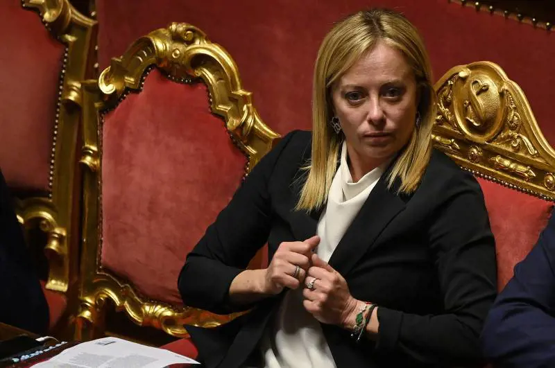 Tetto al contante, pace in Ucraina e democrazia: lezione di Giorgia all'opposizione