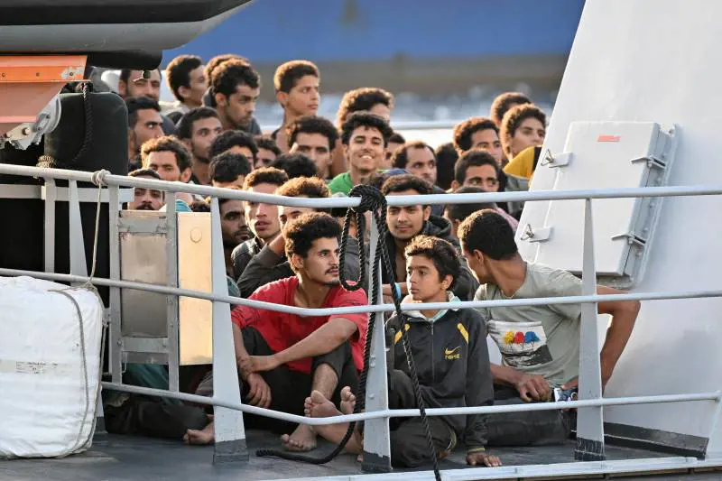"Obiettivo: niente navi". Ecco il piano di Piantedosi per fermare i clandestini