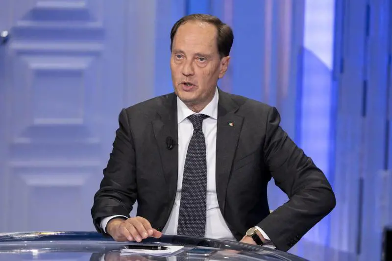 Contanti, tetto a 3mila euro. In Italia 200 miliardi "cash"