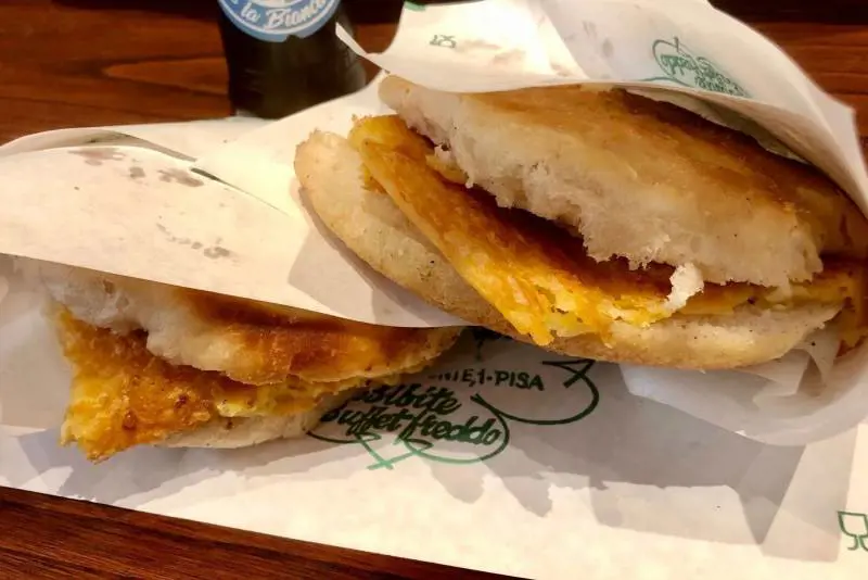 Cecina, lo street food che fa litigare la Toscana