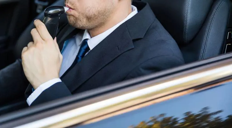 Guidava in stato di ebbrezza. Assolto perché il corpo produce alcol