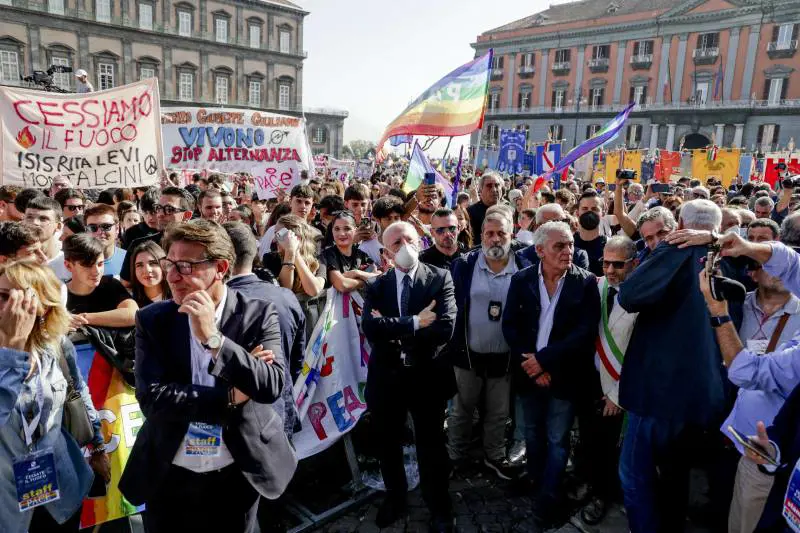 De Luca gioca a fare il leader della sinistra, Emiliano lo incensa