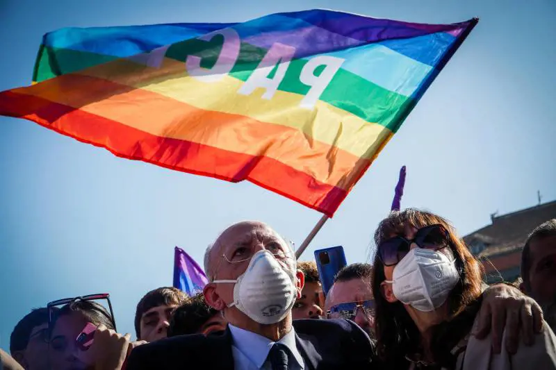 La manifestazione per il disarmo di De Luca coi soldi pubblici