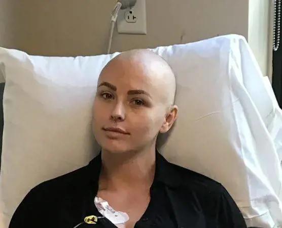 "Sei troppo giovane per la mammografia". Ora ha un tumore al quarto stadio