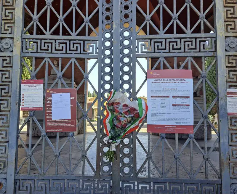 "Solo fiori". E la prefettura chiude il cimitero per non far entrare i nostalgici