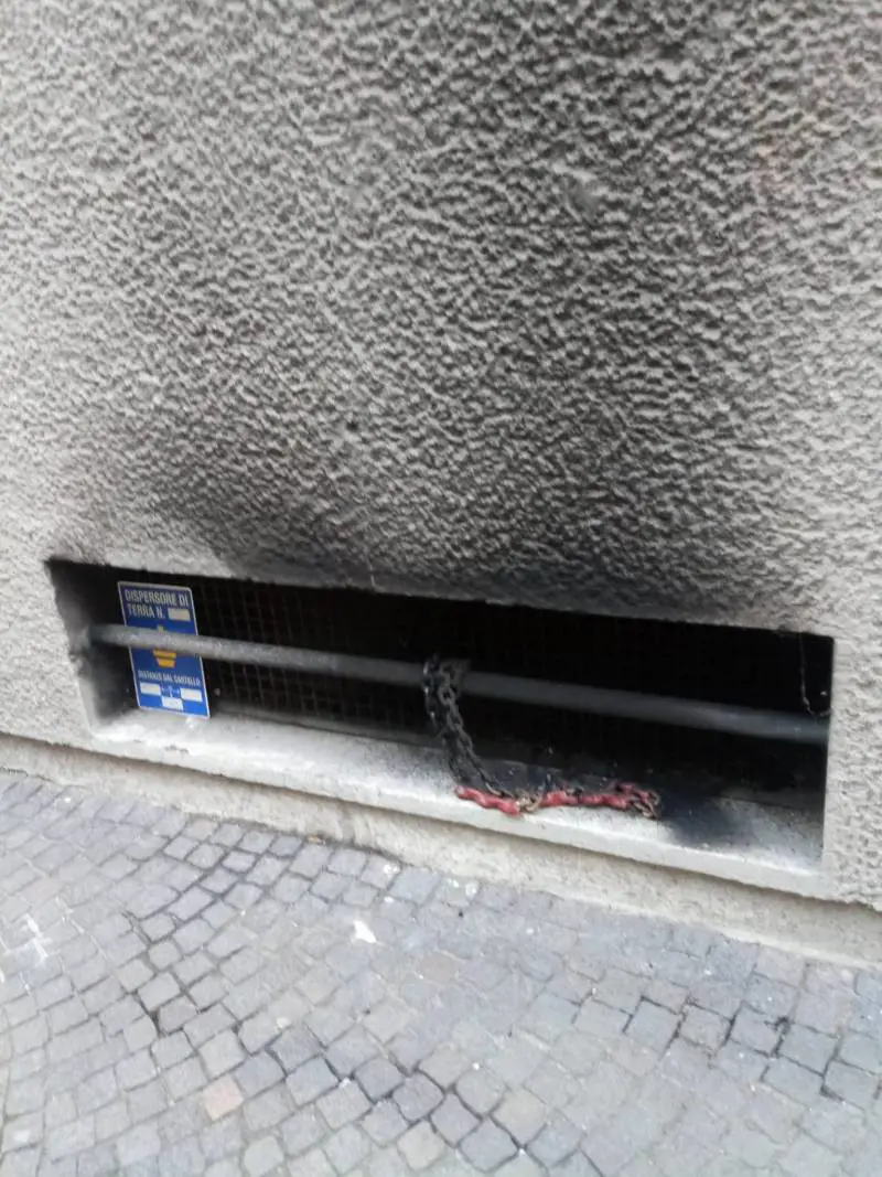 Case popolari, l'allaccio abusivo dei rom fa scoppiare un incendio