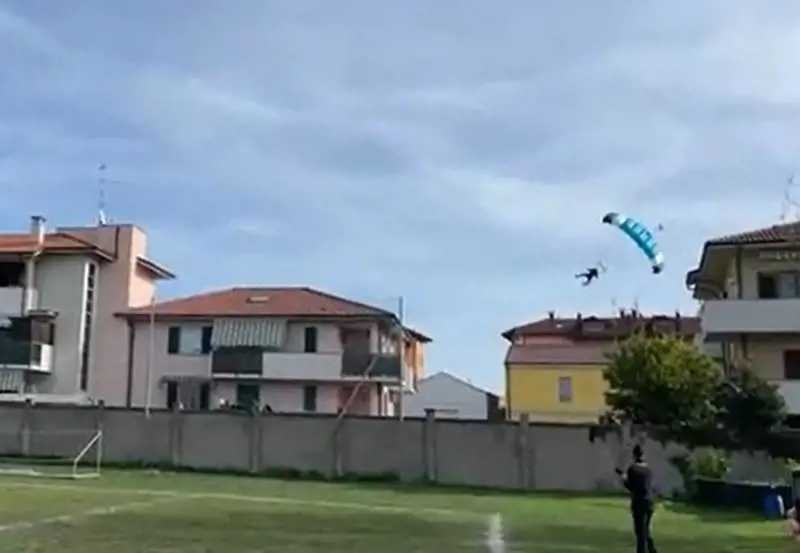 Abbiategrasso, panico durante le celebrazioni per El Alamein: grave incidente per due parà