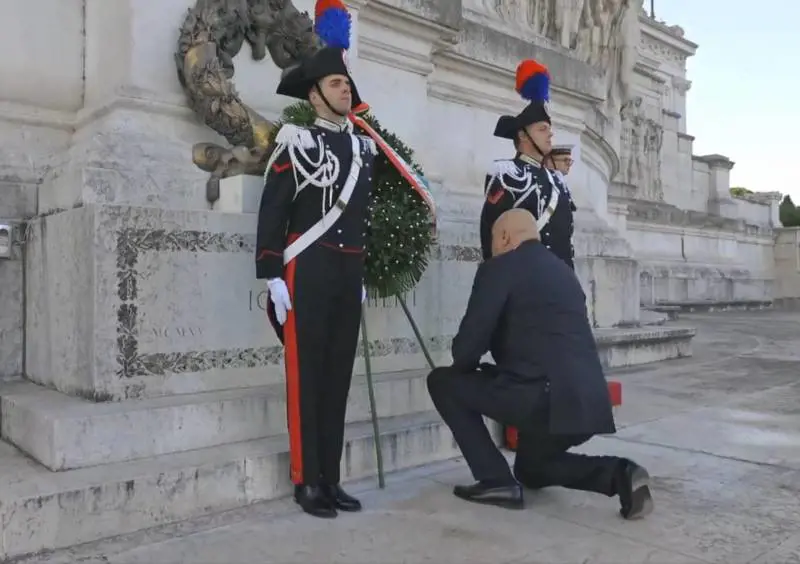 In ginocchio dal milite ignoto: l'omaggio di Crosetto e la discontinuità