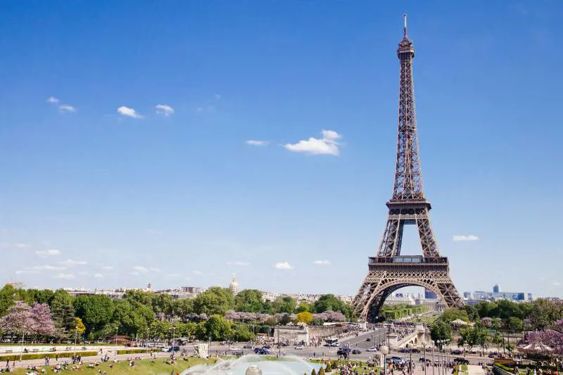 Luci spente per risparmiare ma Parigi ora teme i criminali