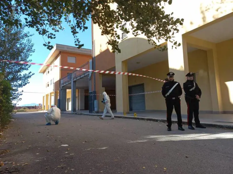 Bimba precipita dal terzo piano. Il papà confessa. "Sono stato io"