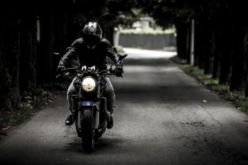 Litiga con un motociclista. Lo sperona e lo ammazza